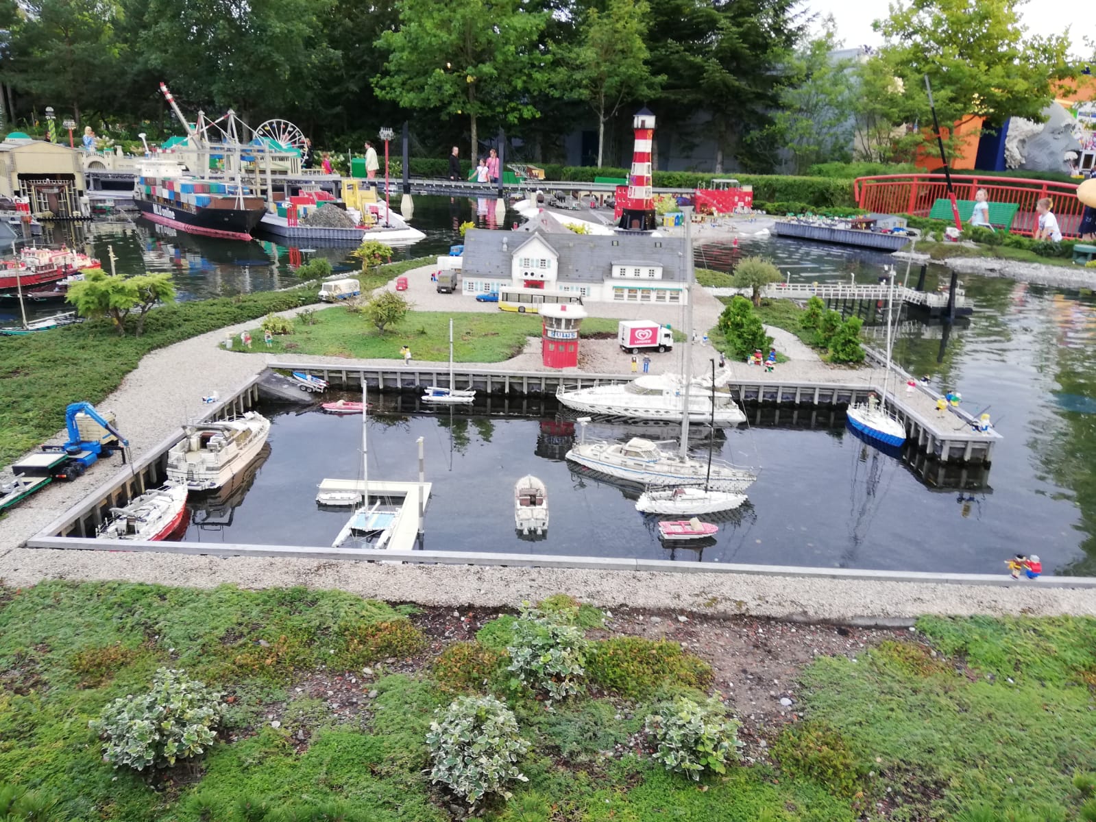 Cât te costă să-ți duci copilul la Legoland și la Castelul Frumoasei Adormite din lumea Disney?