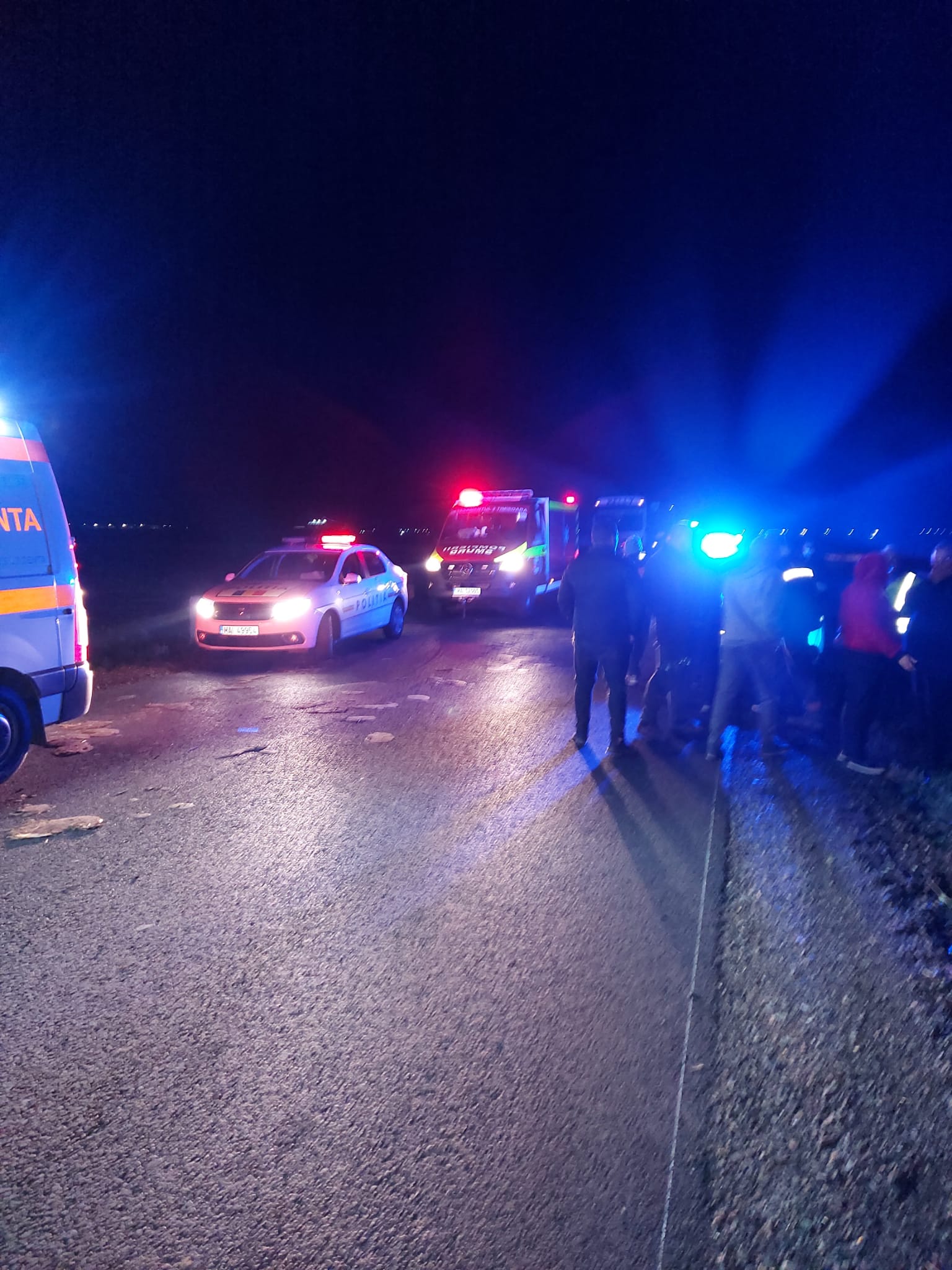 O mașină cu migranți s-a răsturnat în Timiș. Doi oameni au murit, 10 au fost răniți, șoferul e căutat