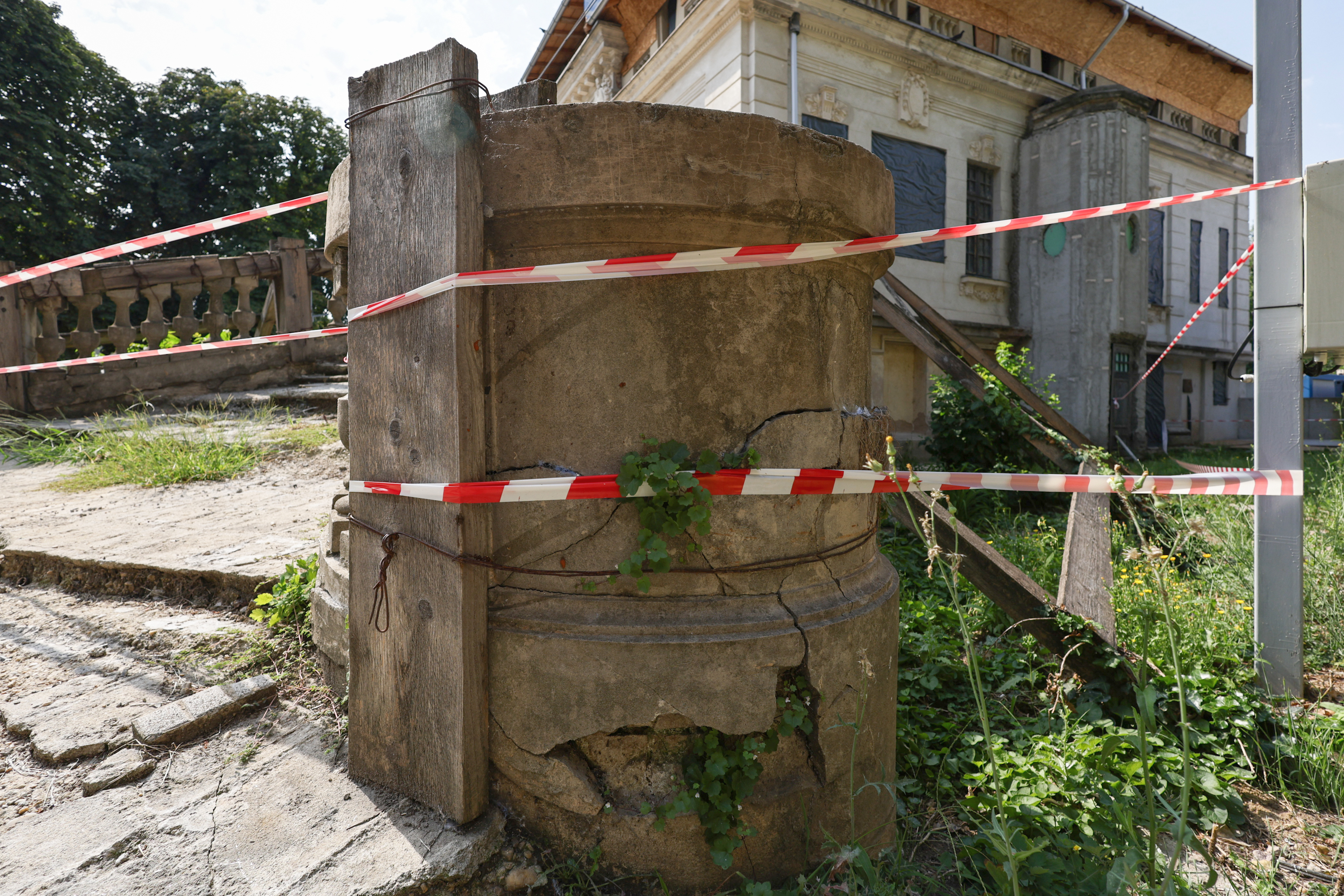O bijuterie a Bucureștiului se luptă cu timpul, în timp ce restaurarea bate pasul pe loc