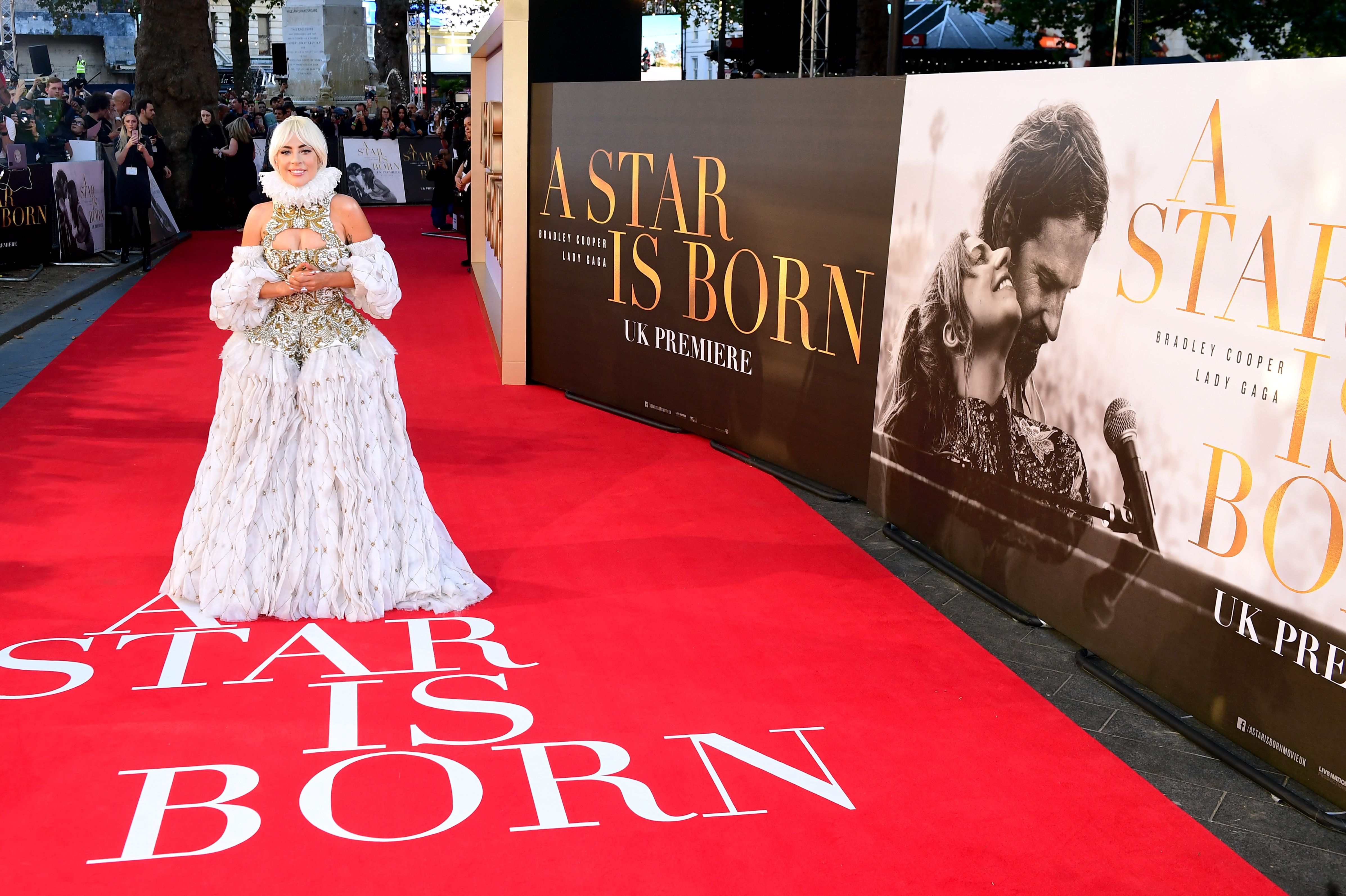 FOTO | Lady Gaga, apariție extravagantă la premiera filmului "A star is born" în UK