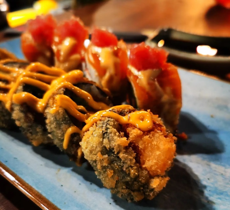 Ce prețuri are Cătălin Scărlătescu la restaurant. Cât costă o porție de sushi, de paste sau o salată