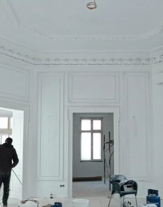 Noi imagini cu casa moștenită de la bunici a Anei Baniciu, veche de un secol. Locuința este aproape gata. „Azi au venit covoarele”