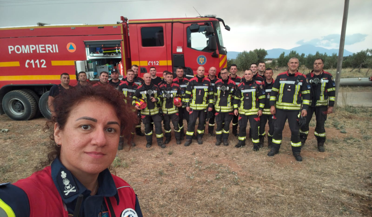 Pompierii români au luptat toată noaptea cu incendiile din Grecia: misiune critică în Attica pentru salvarea caselor și animalelor din calea flăcărilor