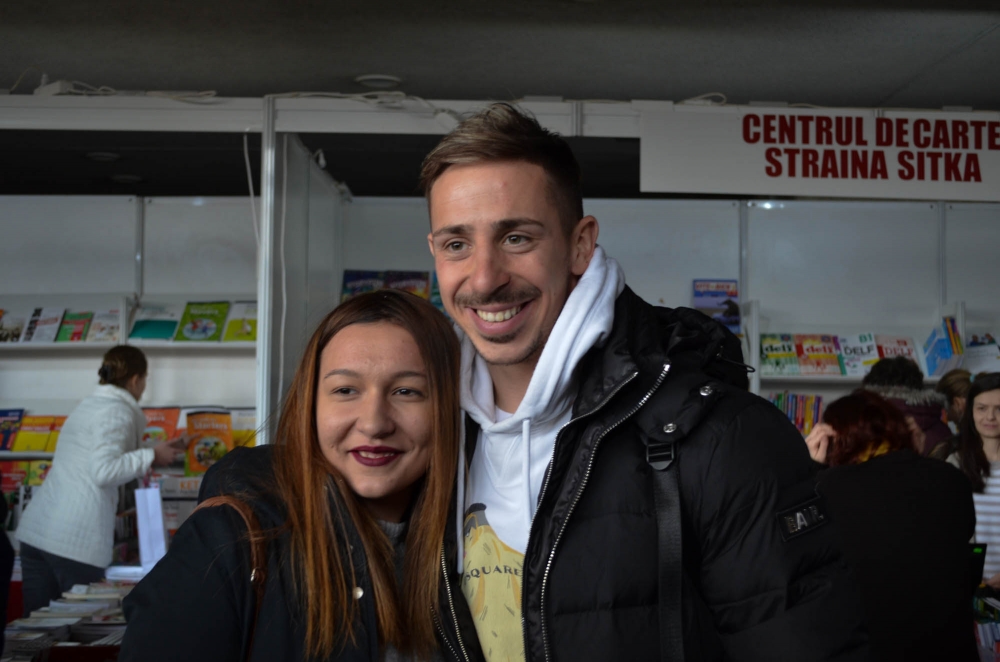 Fotbaliștii Craiovei au oferit mărțișoare. Gică Craioveanu a venit pentru meciul cu Dinamo / GALERIE FOTO