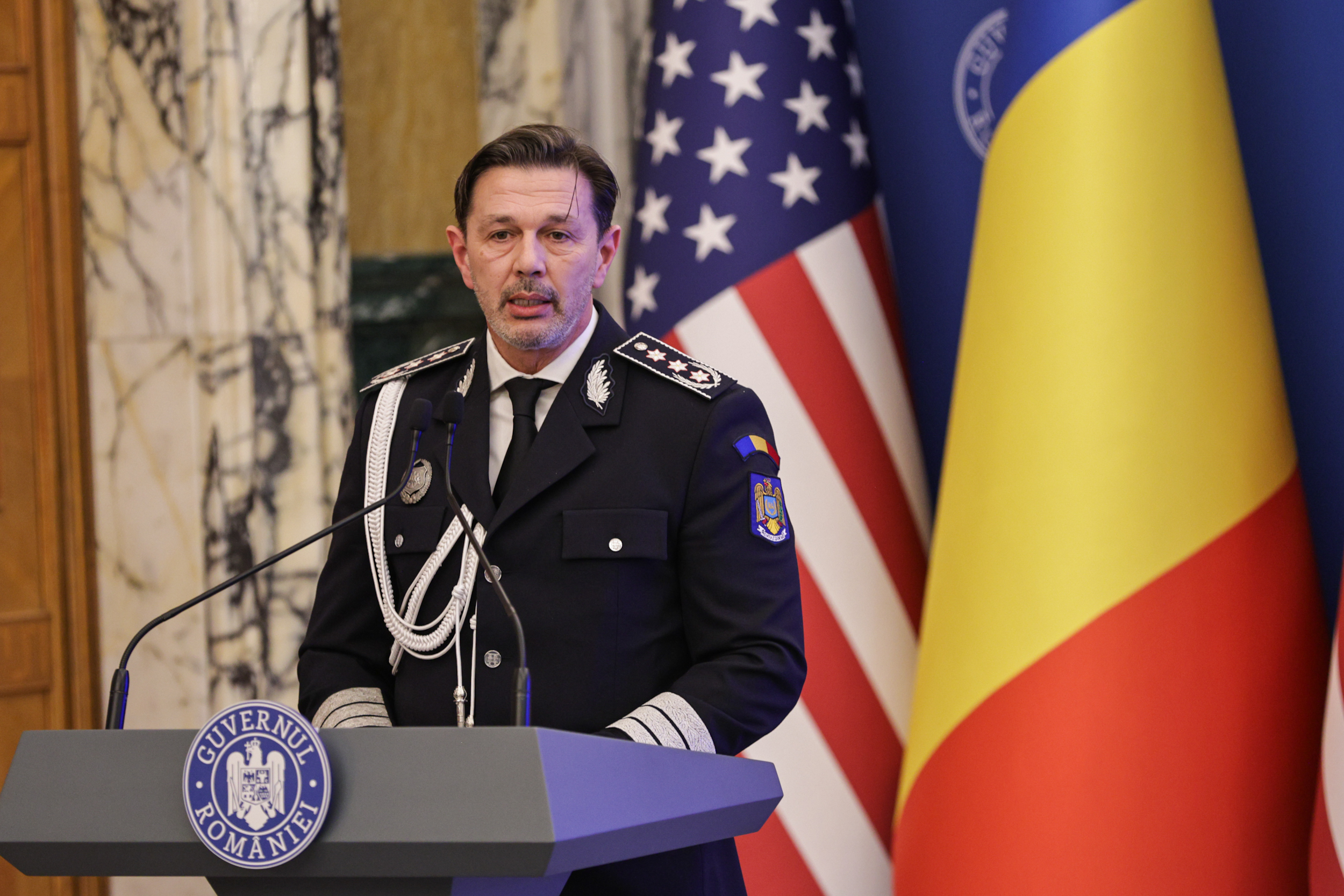 Românii pot călători în SUA fără vize din 31 martie. Decizia, oficializată de Marcel Ciolacu, ambasadoarea SUA și Hagi: „Un moment istoric”