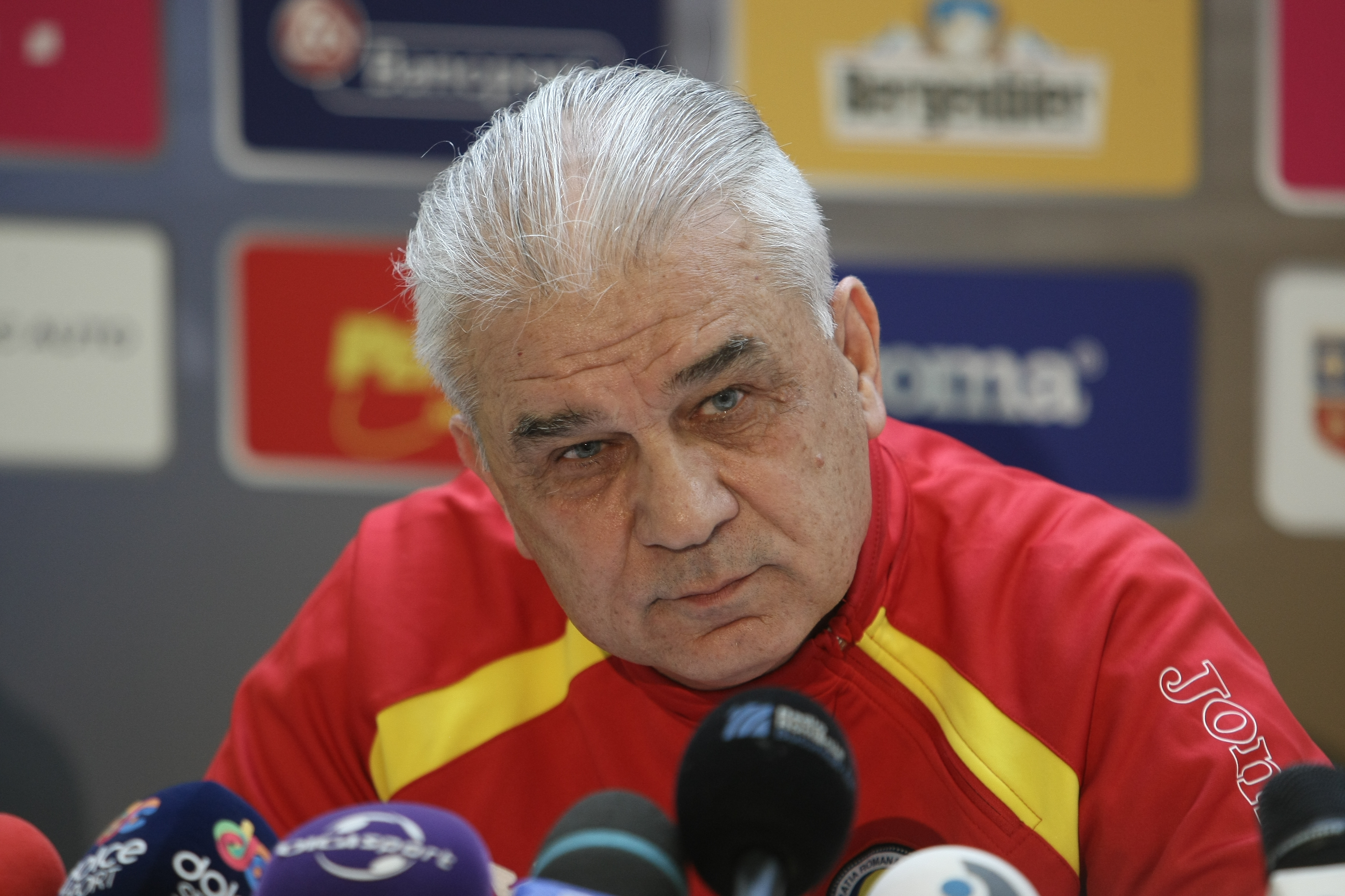 PRELIMINARIILE EURO 2016, ROMÂNIA - GRECIA (luni, ora 21.45, TVR 1) / Puiu e nervos. A plecat brusc din conferința de presă. Nu știe dacă va fi lăsat la cârma naționalei, ^dacă va califica echipa la turneul final din Franța. Ce au declarat tricolorii la Mogoșoaia / GALERIE FOTO