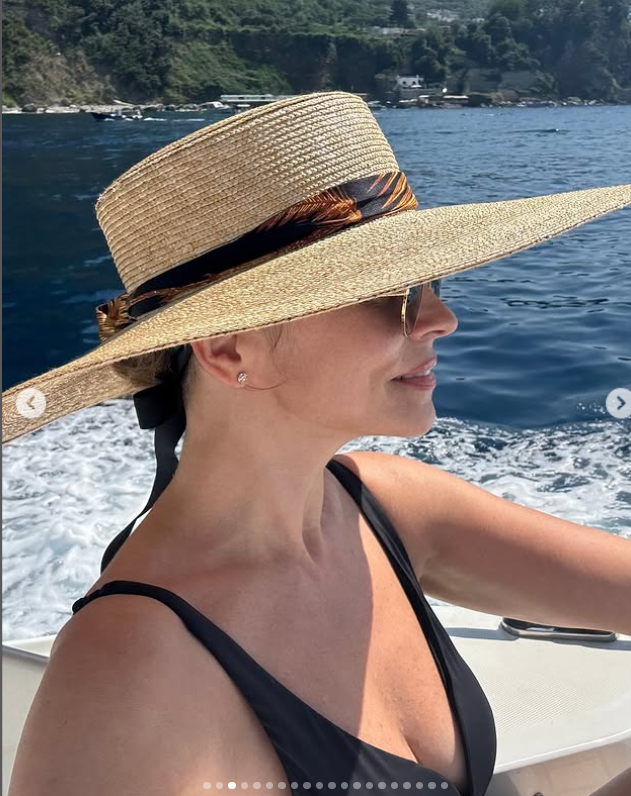 Andreea Marin a atras toate privirile pe o plajă din insula Capri. Cum s-a pozat vedeta. „Am filmat, am fotografiat, am zâmbit cu inima plină”