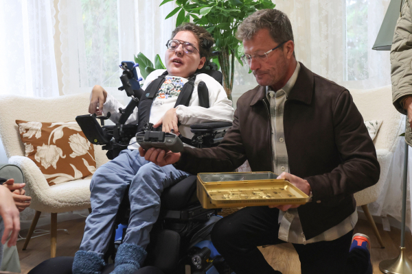 Stohl András és fia egy különleges ajándékkal lepte meg az SMA-val küzdő Danit – videó