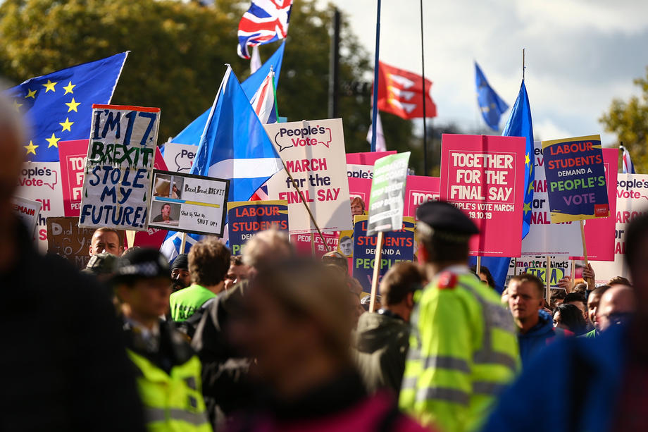 BREXIT | Parlamentul britanic a blocat acordul privind ieșirea țării din UE, în timp ce zeci de mii de oameni protestează. Boris Johnson, forțat să ceară o nouă amânare