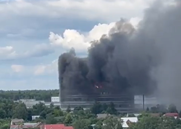 Kigyulladt irodaházban rekedtek az emberek, már nyolcan meghaltak - sokkoló videók a helyszínről