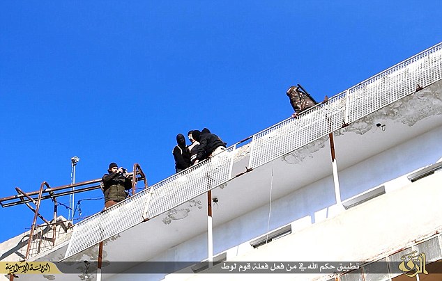 Un fost coleg al lui Ronaldo filmează CRIMELE temutului terorist Jihadi John / FOTO-ŞOC