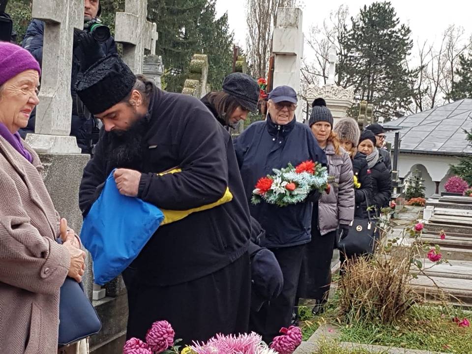 Parastas la mormântul Stelei Popescu, la un an de la moartea actriței. Imagini sfâșietoare cu Alexandru Arșinel și colegii acestuia