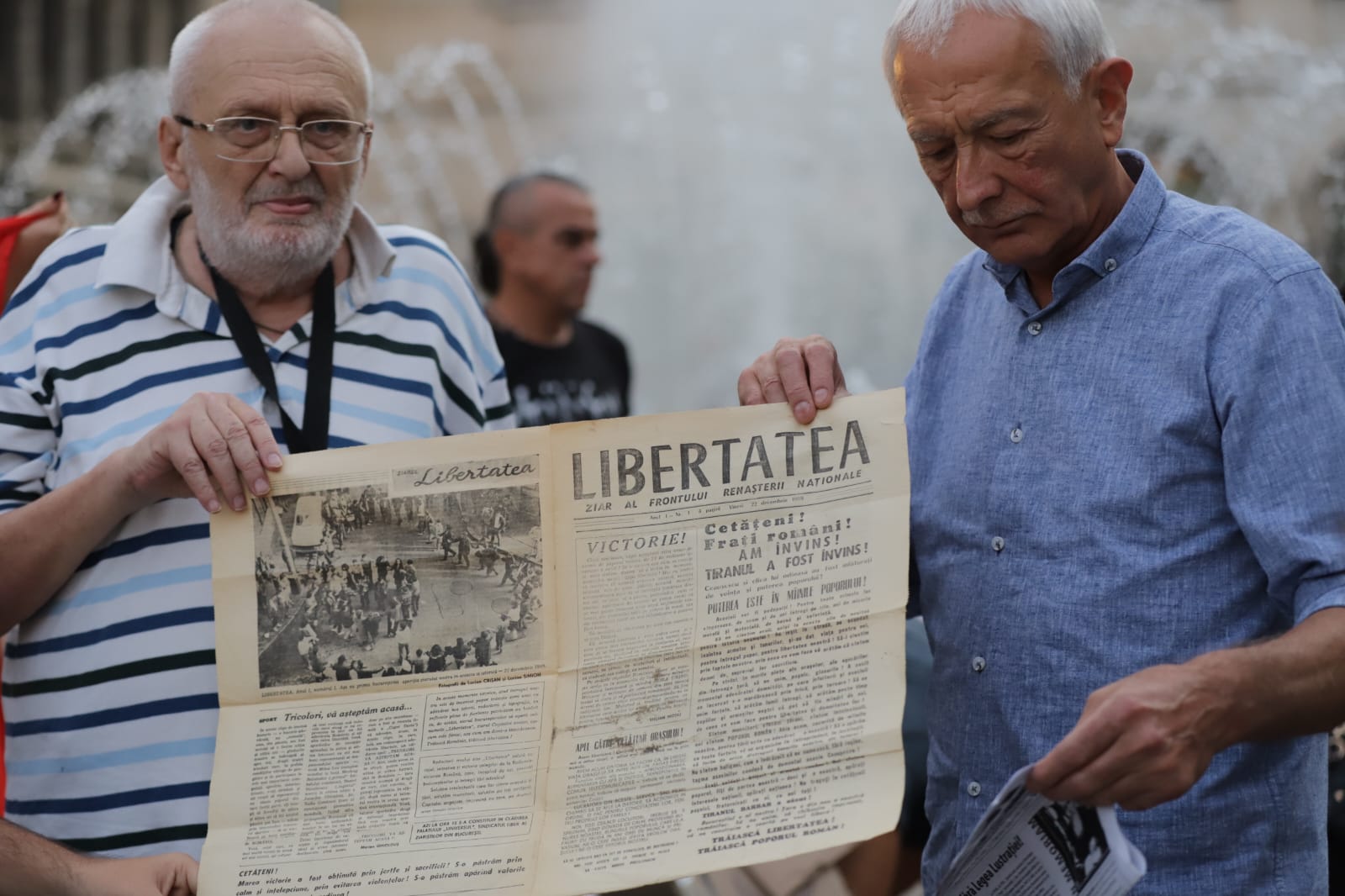 Protest în Piața Universității față de doliul național în memoria lui Ion Iliescu. Participanții au băut șampanie