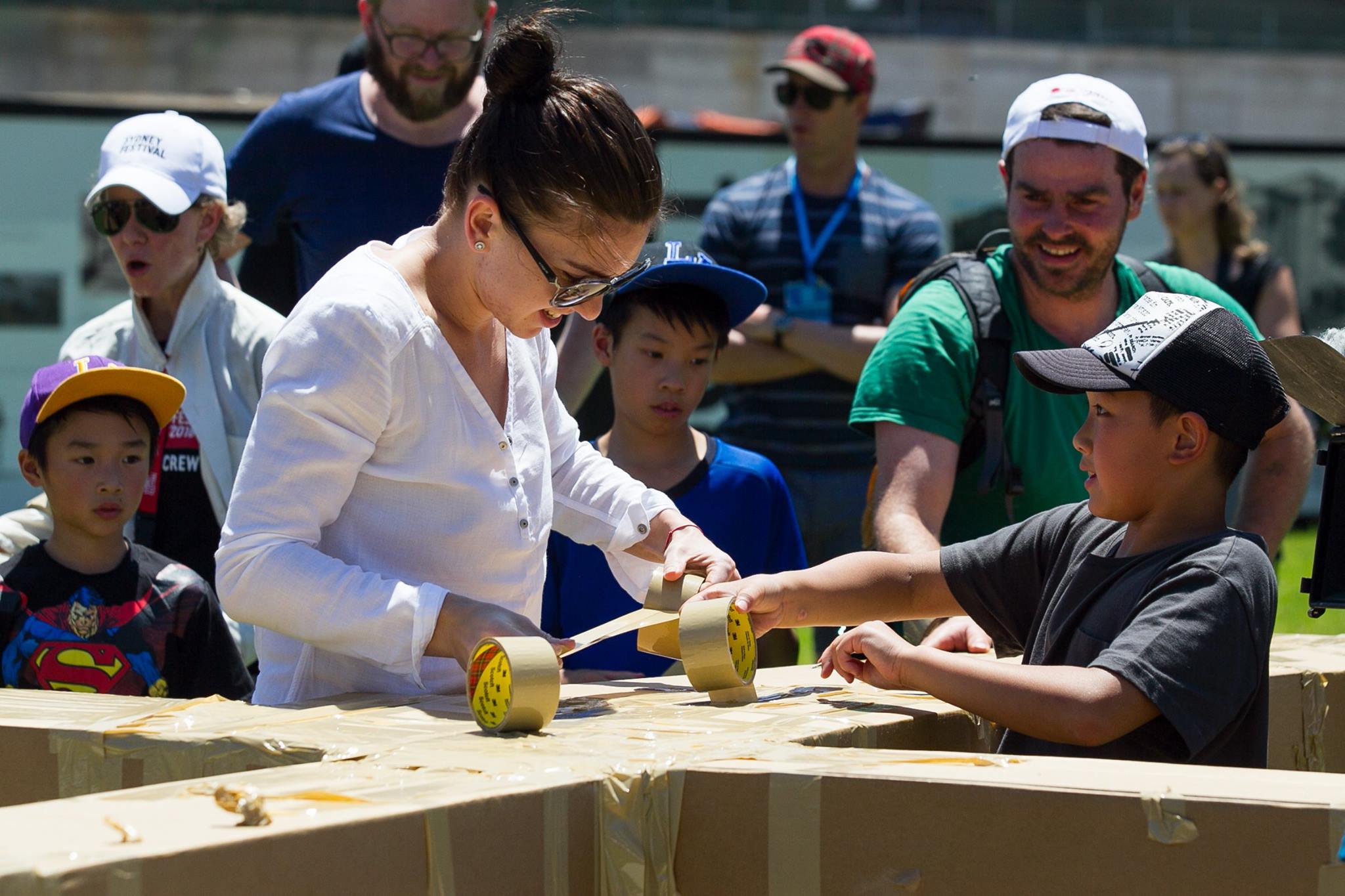 Simona Halep, strălucitoare la petrecerea jucătoarelor. La Sydney, sportiva a fost în formă și la ”Kids Day”, avându-l alături pe bulgarul Grigor Dimitrov, cel mai râvnit bărbat din circuit. Accidentarea care a făcut-o să abandoneze la Brisbane n-a trecut/ FOTO & VIDEO