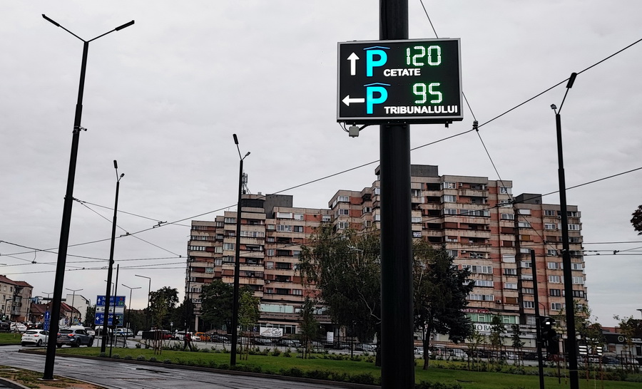 În Oradea s-au montat indicatoare cu LED care afișează numărul locurilor de parcare vacante, în timp real