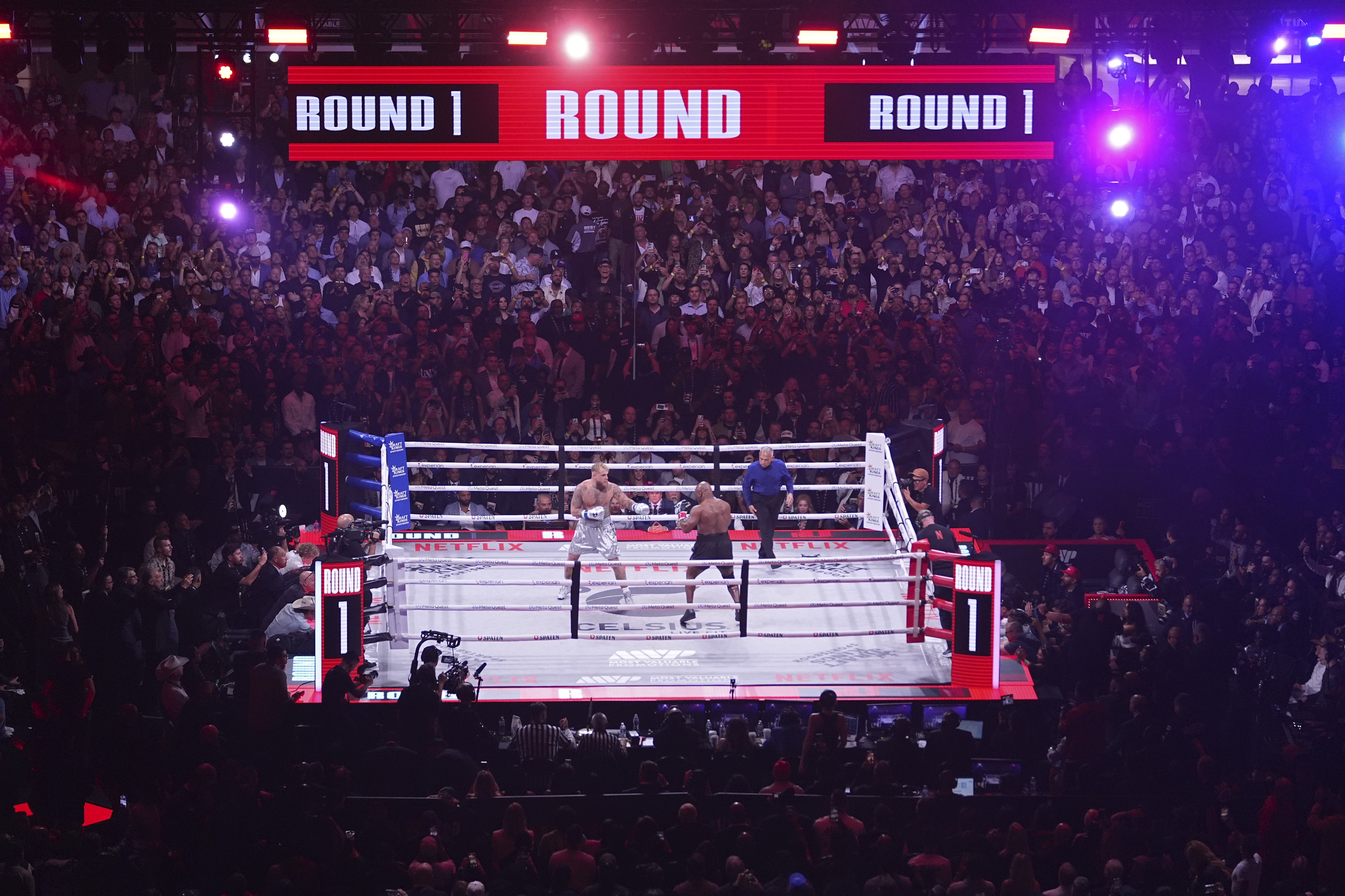 Abonații Netflix raportează „perturbări masive” ale transmisiei meciului de box dintre Mike Tyson și Jake Paul, aflat în desfășurare