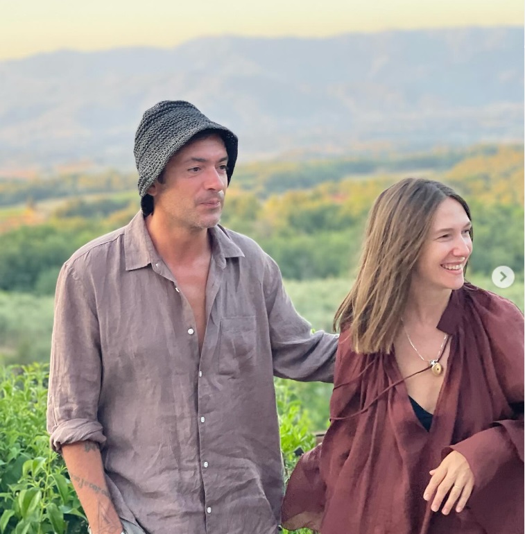 Adela Popescu și Radu Vâlcan, criticați după ce au plecat în vacanță fără copii: „Ce caută Gina Pistol în vacanța voastră cu tot cu copil?”