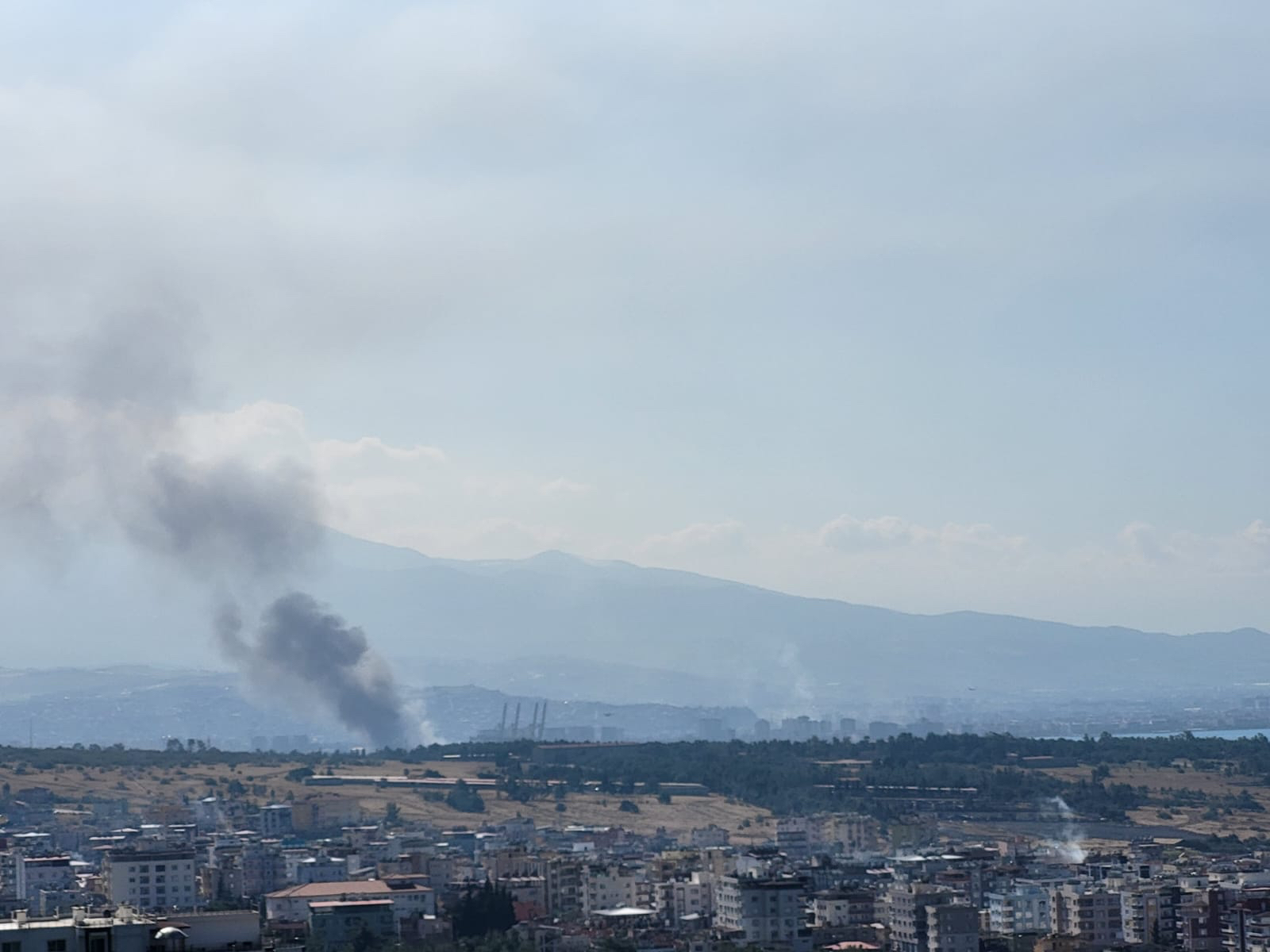 CORESPONDENȚĂ DIN TURCIA. Imaginile unei țări copleșite. Pompierii sting încă incendiul izbucnit acum 4 zile în portul Iskenderun