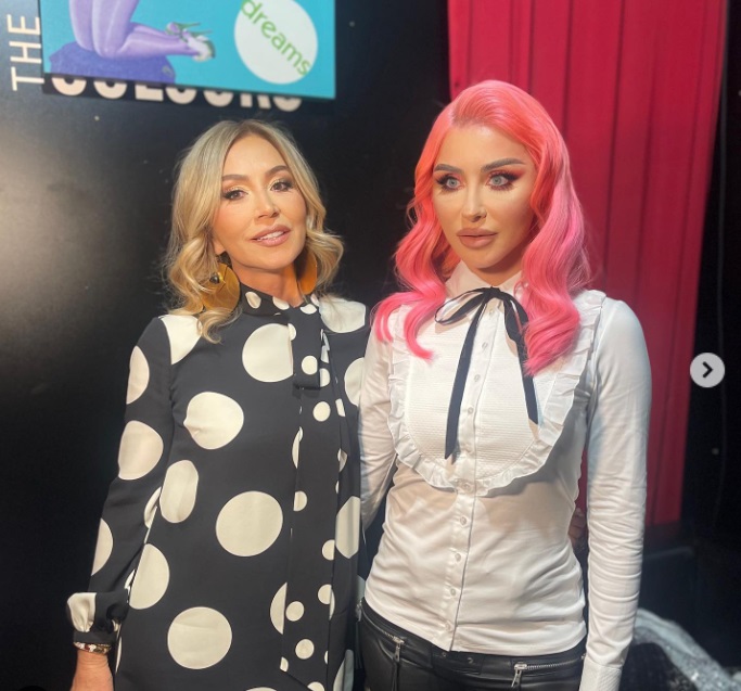 Cum au apărut Anastasia Soare și fiica ei în România. Norvina a atras atenția cu părul roz și cu declarațiile despre mama ei: „Foarte mândră sunt de ea”