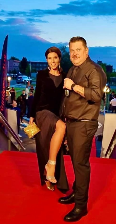 Mihai Bobonete, cu familia la meciul România - Belgia de la EURO 2024: „Îi iau și pe copii”. Cine e și cu ce se ocupă soția comediantului