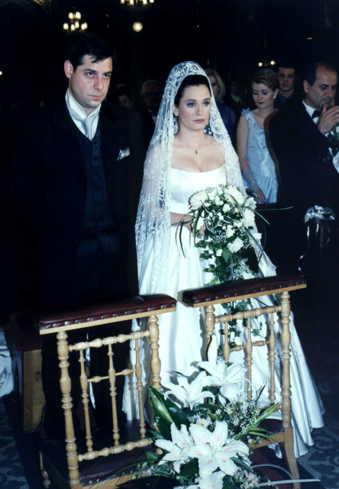 Ce decolteu impresionant a afișat Andreea Esca la nunta ei.  Cine și-ar fi imaginat-o astfel pe știristă | FOTO