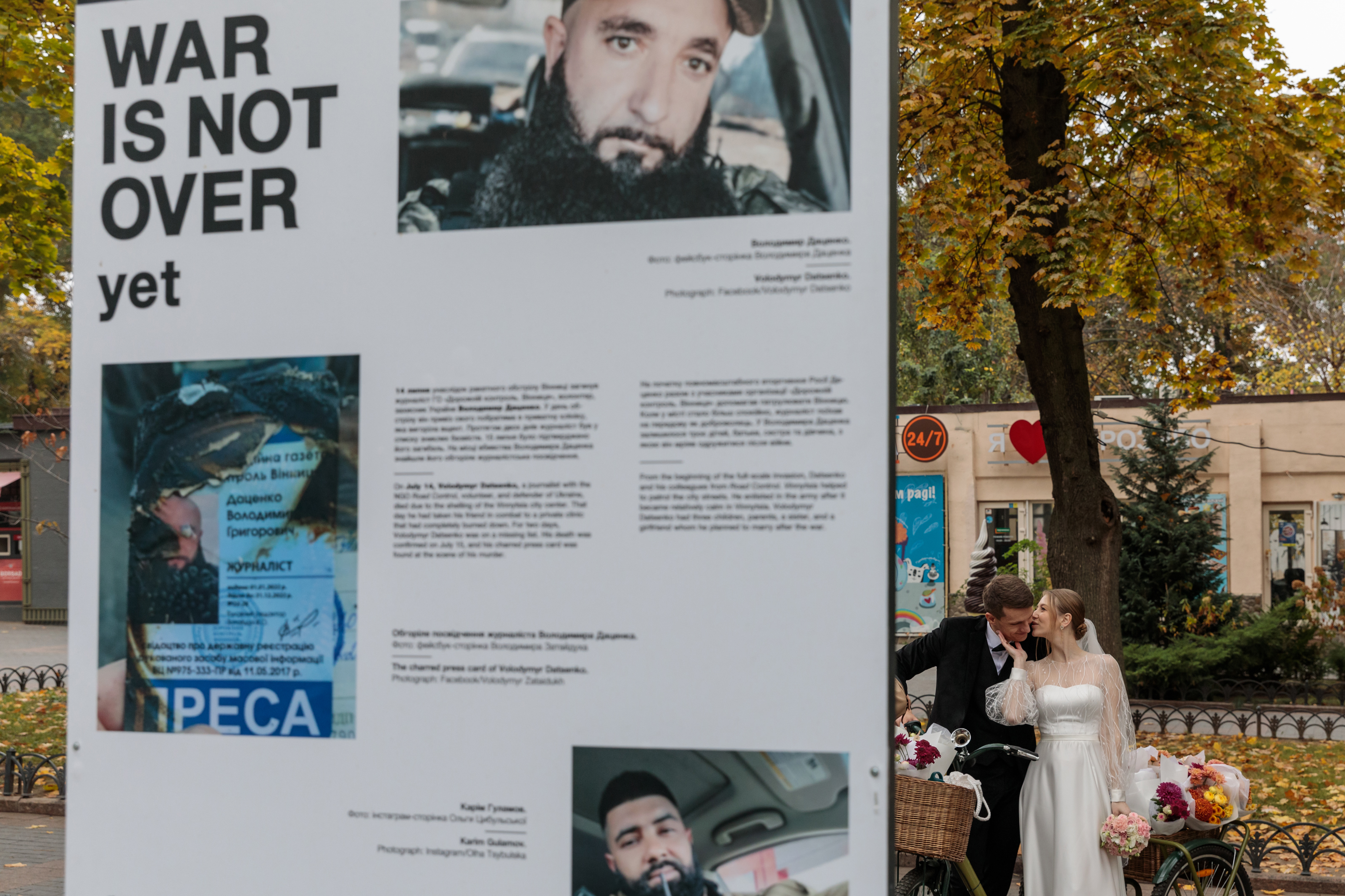 Însemnări din Odesa. Înainte de război, ghizii transportau turiștii cu mașini electrice. Astăzi, monumentele UNESCO sunt protejate în cutii antibombă