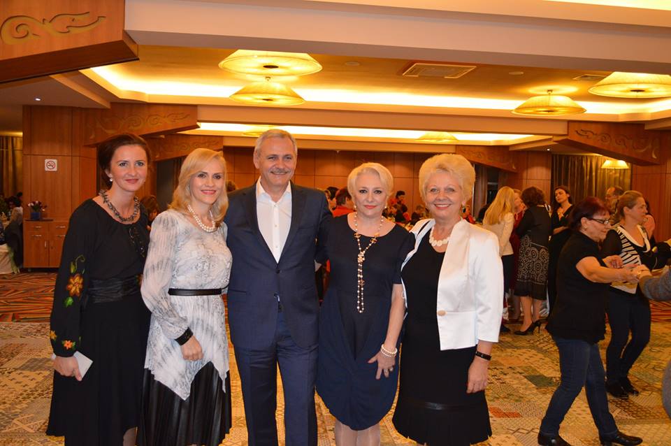 Atunci și Acum: Viorica Dăncilă, campanii pe tocuri, pe ulițele satului și iubitoare a portului tradițional