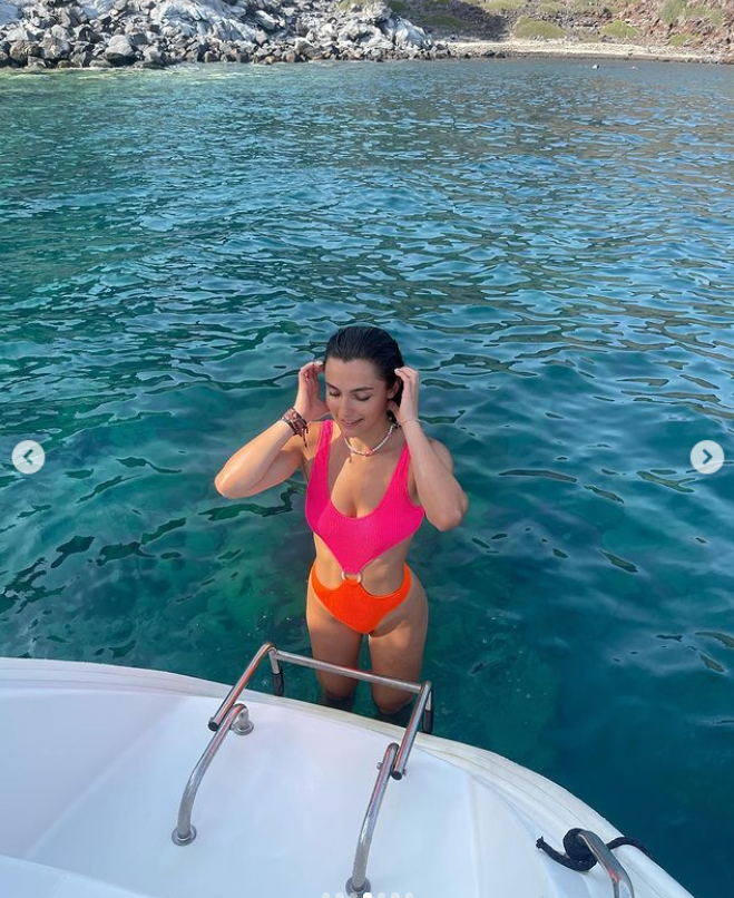 Alexia Eram a făcut senzație în costum de baie pe plaja din Grecia. Cum arată la 23 de ani