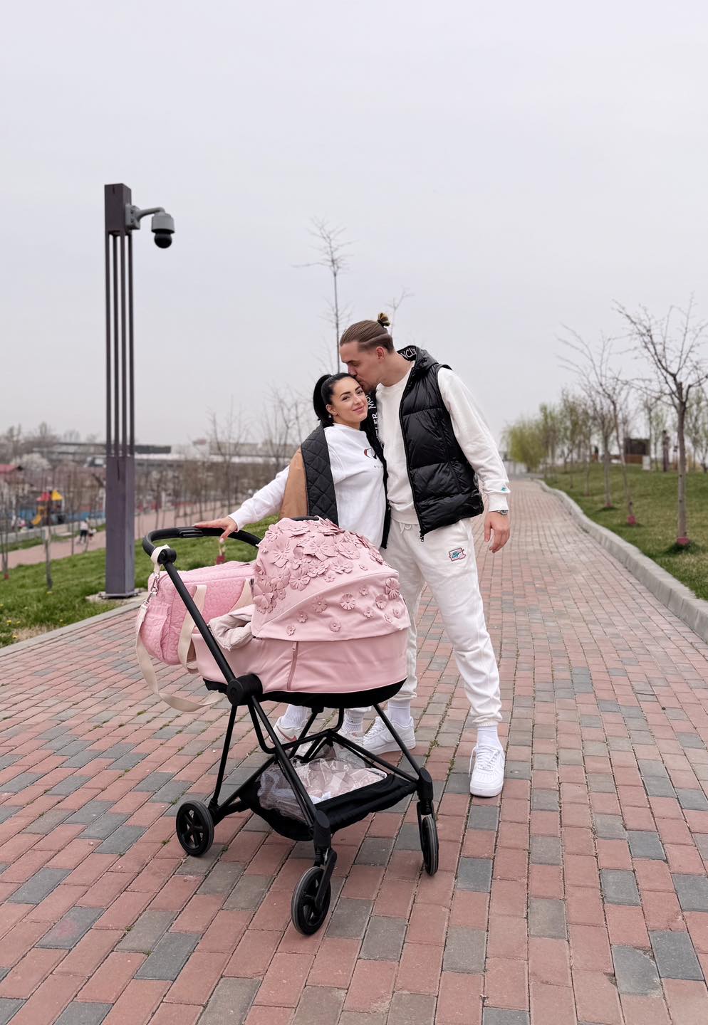 Larisa Iordache și soțul ei au început pregătirile pentru botezul fetiței. Ce regulă trebuie să respecte invitații. „O să avem o tematică”