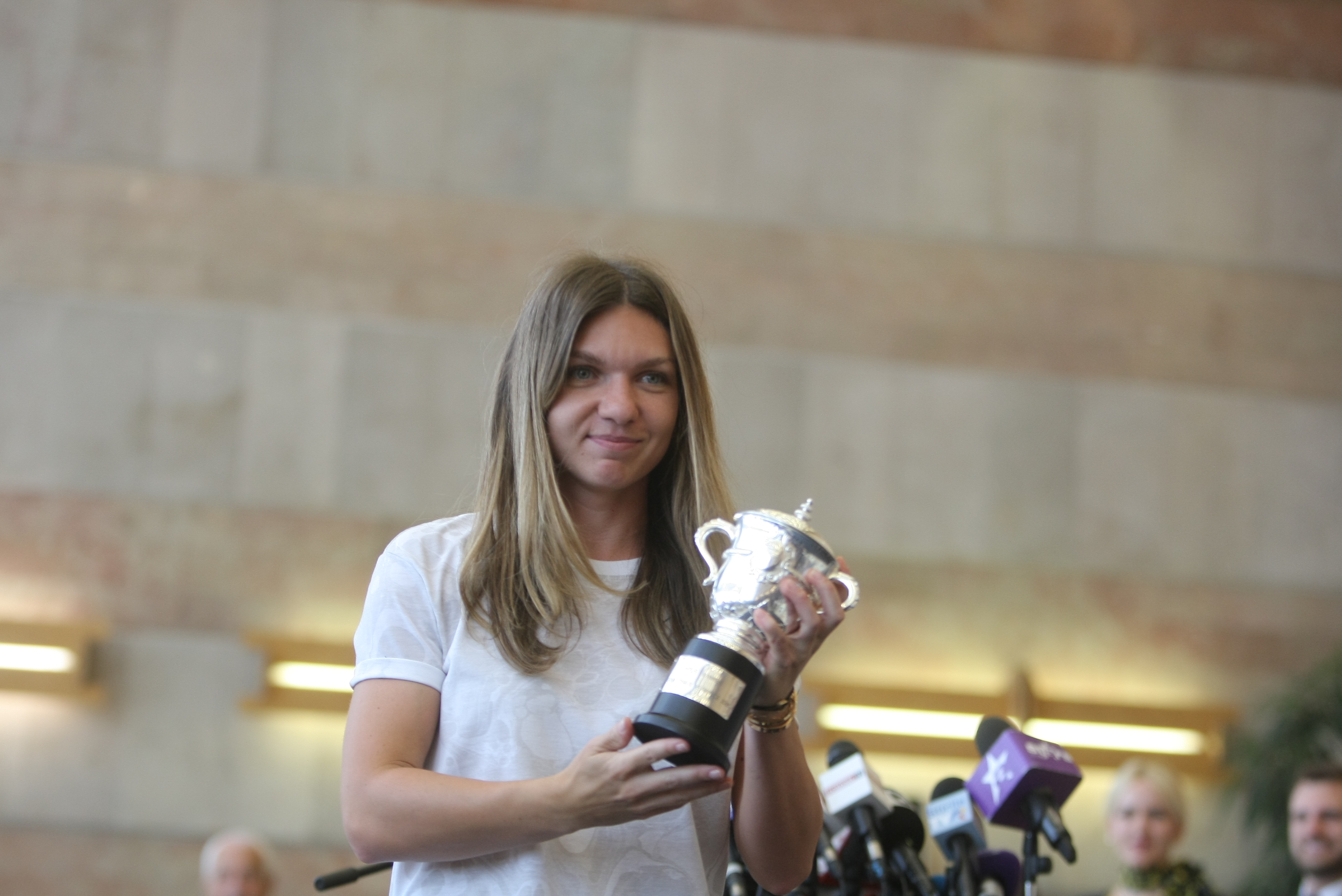 Imagini de la sosirea Simonei Halep în România. Liderul WTA, emoționat de primirea făcută / GALERIE FOTO