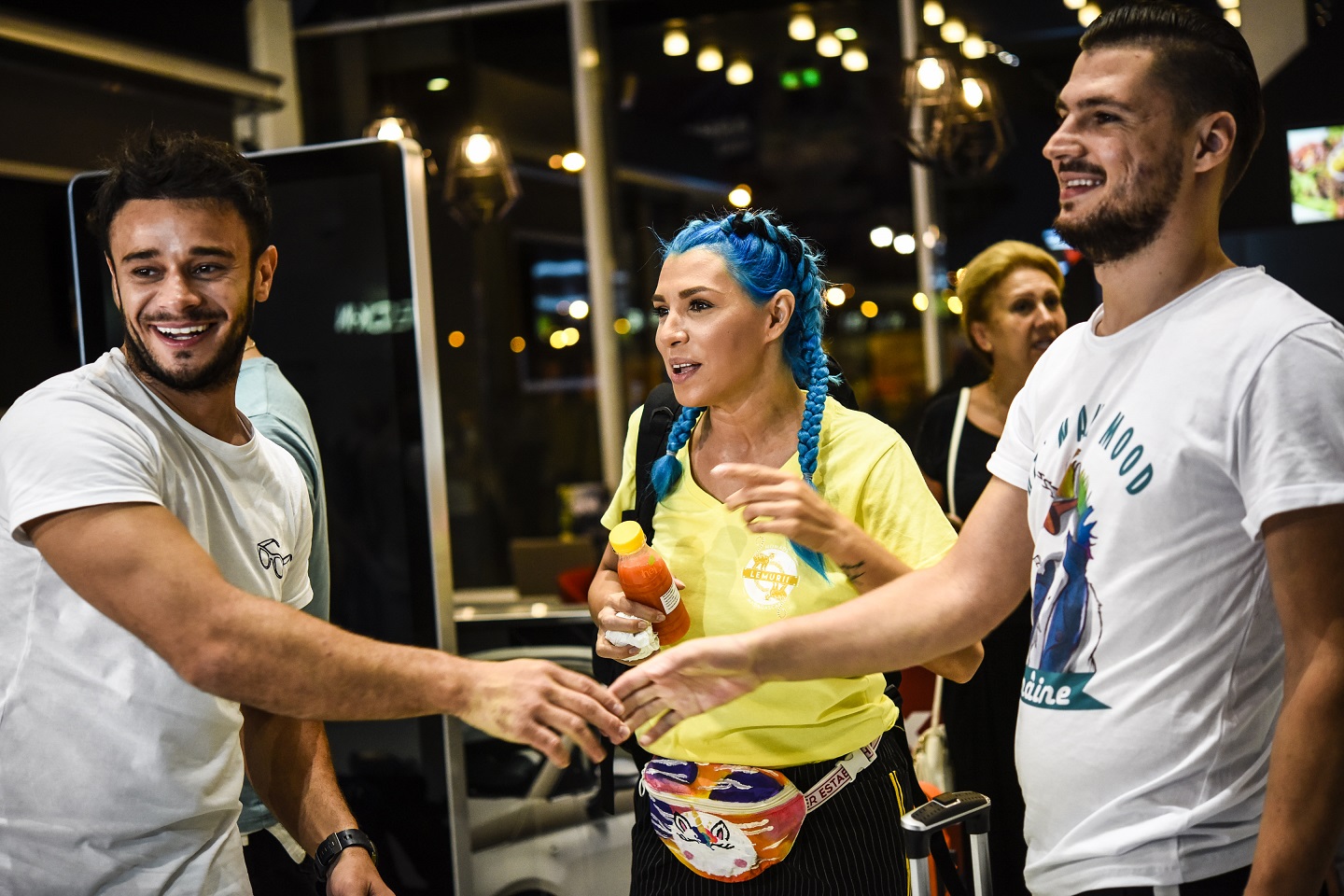 Cei 21 de concurenţi ai reality show-ului „Ultimul Trib” au pãrãsit România cu destinaţia Madagascar | FOTO