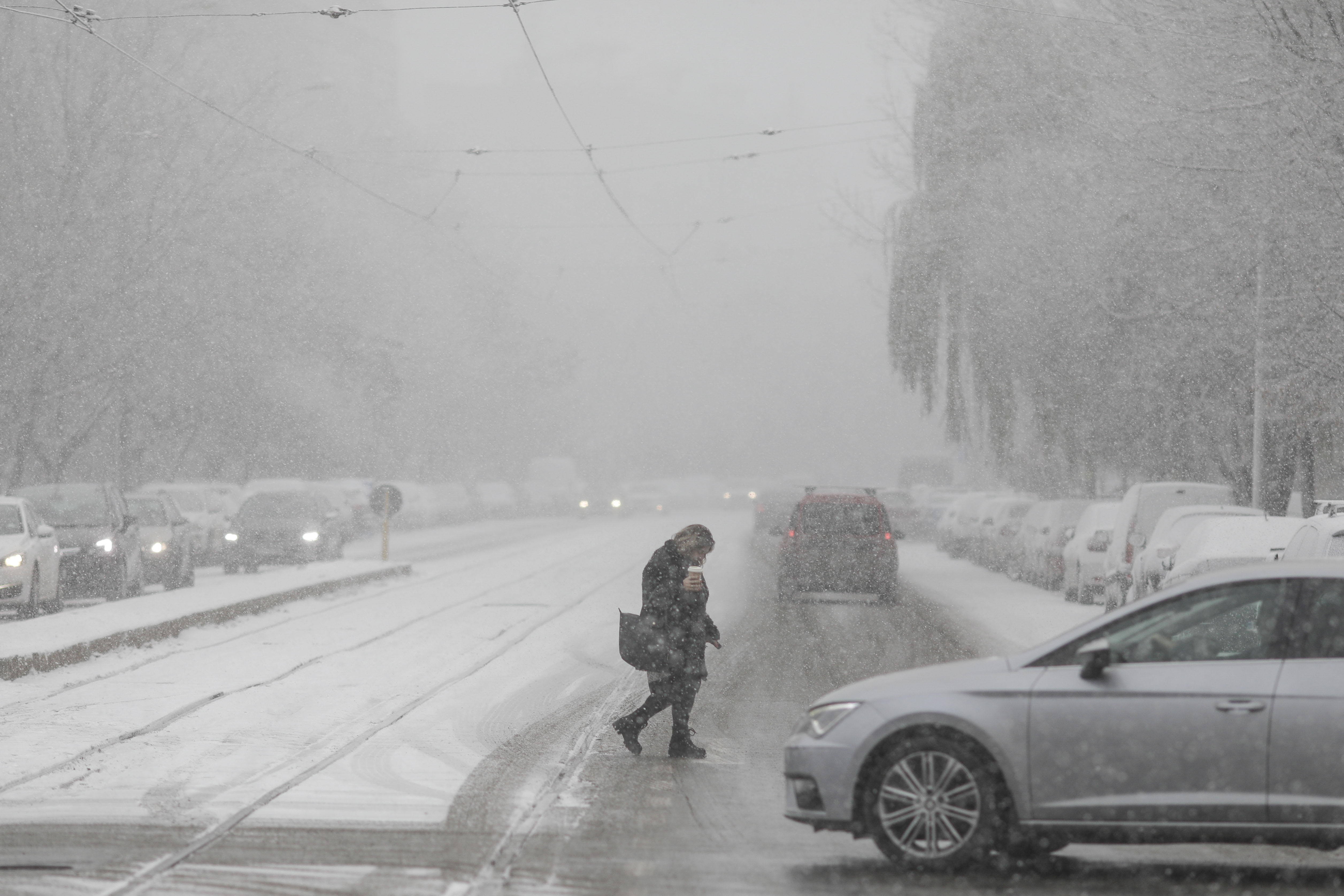 Fenomen ciudat în București: a nins doar în anumite zone. Un meteorolog explică „ninsoarea atipică”, pe care ANM nu a prevăzut-o