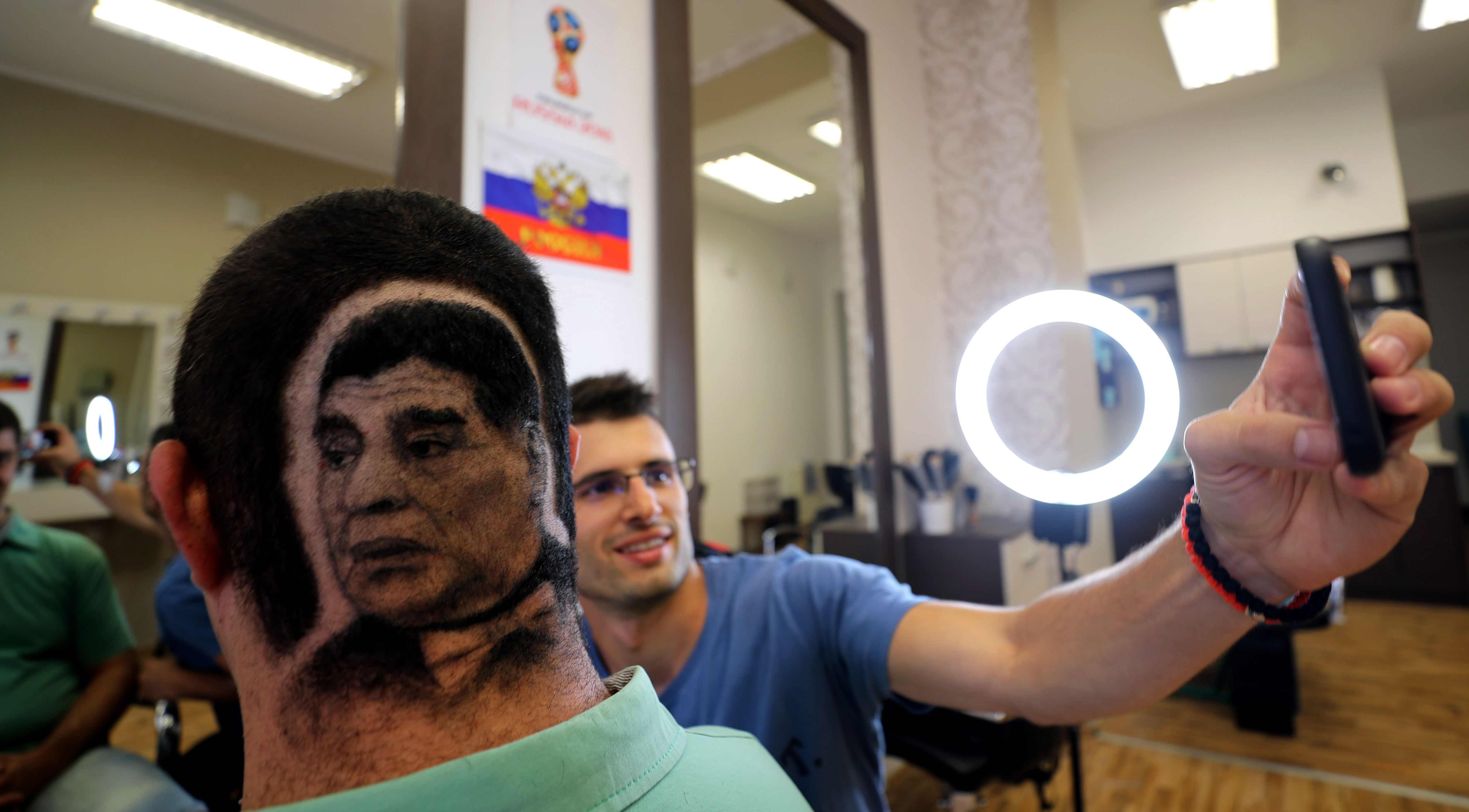 Maradona a ajuns la Brest. Fostul mare fotbalist argentinian a preluat preşedinţia clubului bielorus / GALERIE FOTO