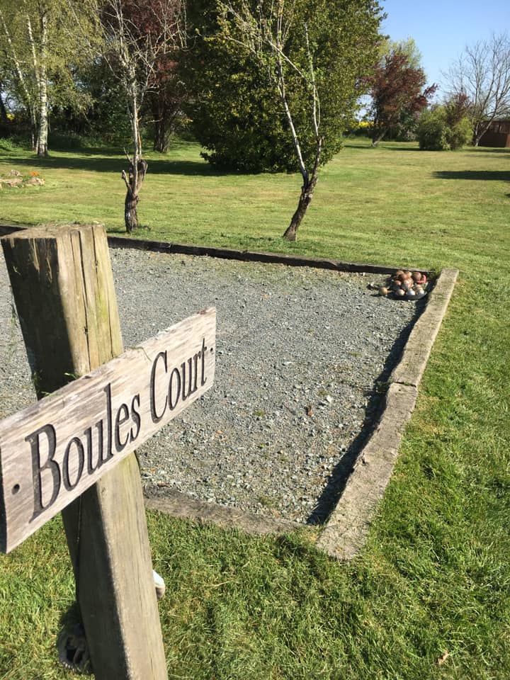 După ce au fost concediați, soții britanici și-au vândut casa din Manchester și au cumpărat un cătun în Franța, pe care l-au transformat în sat de vacanță