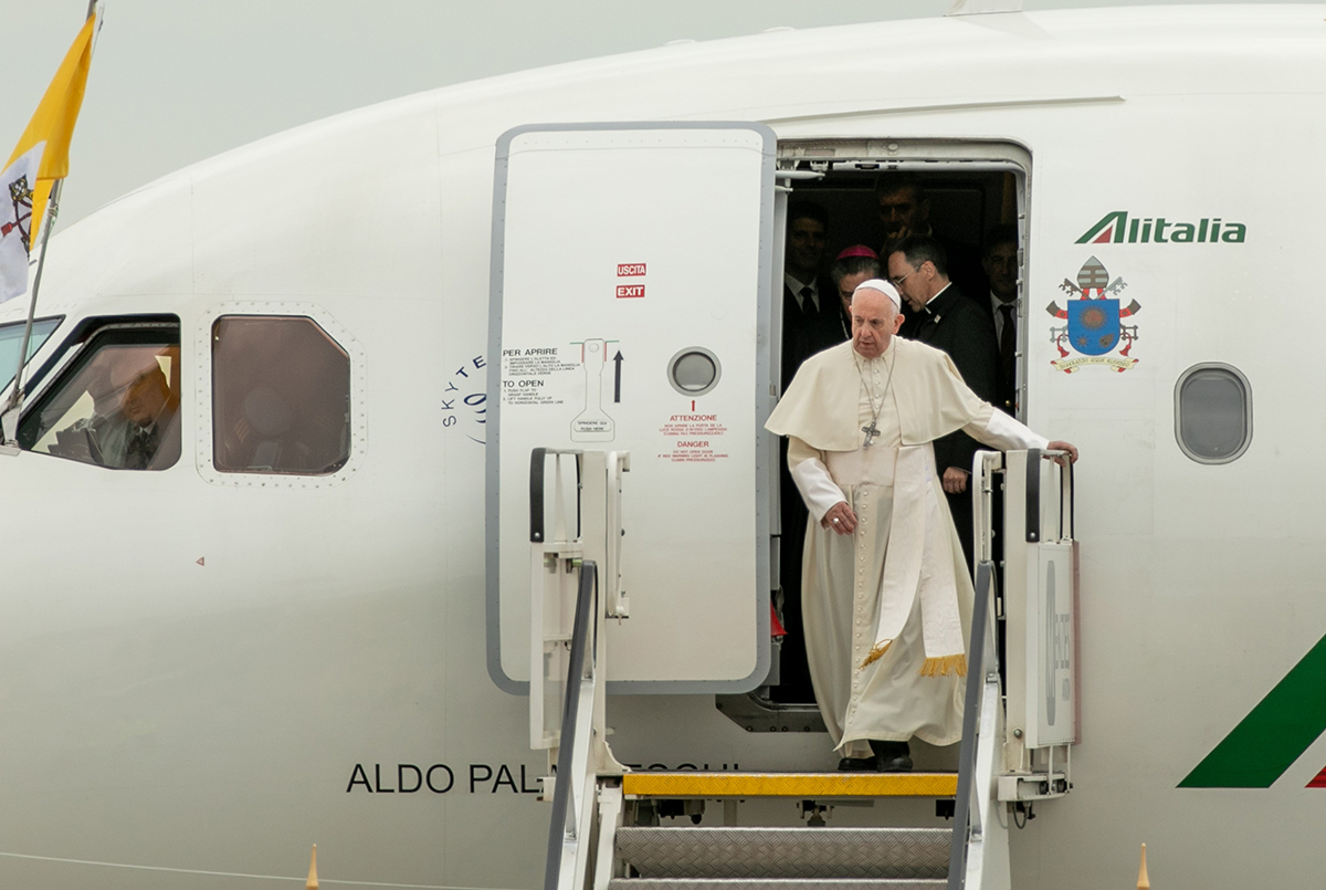 VIDEO | Primele imagini de la sosirea Papei Francisc în România