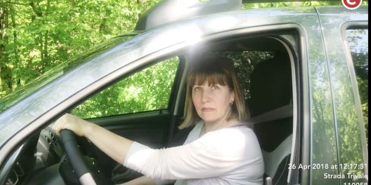 Mașină de serviciu destinată pădurarilor din Argeș, dar folosită de soția unui șef. Cine este șoferița din imagine