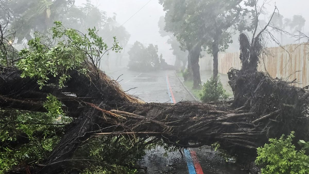 Taifunul Krathon a lovit Taiwanul: doi oameni au murit și 100 sunt răniți. Meteorologii anunță „vânturi cu o forţă distrugătoare”