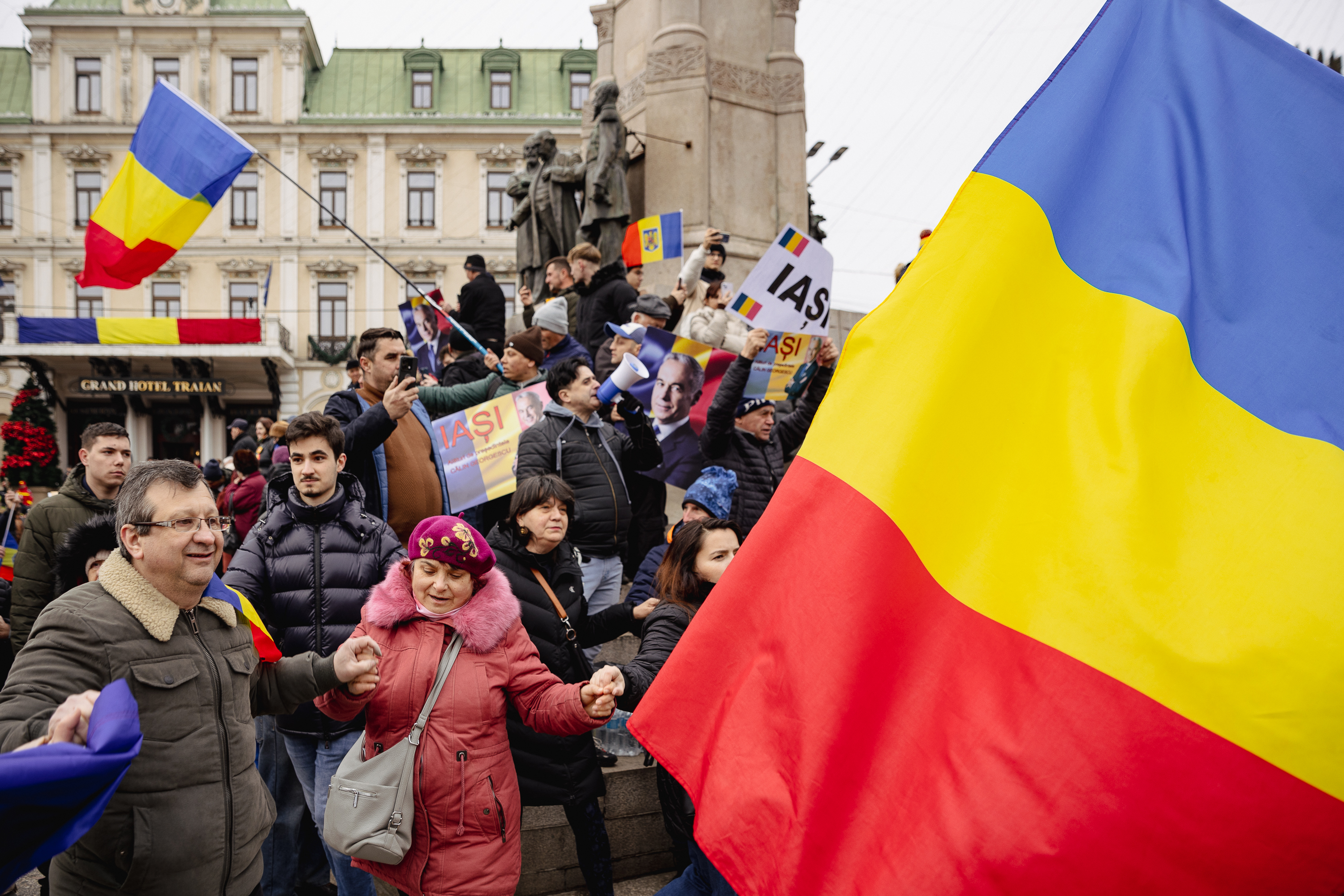 Ziua Unirii în imagini la Iași: câteva mii de oameni s-au bucurat de „sârba moldovenilor” și au fluierat puținii politicieni prezenți | Fotoreportaj