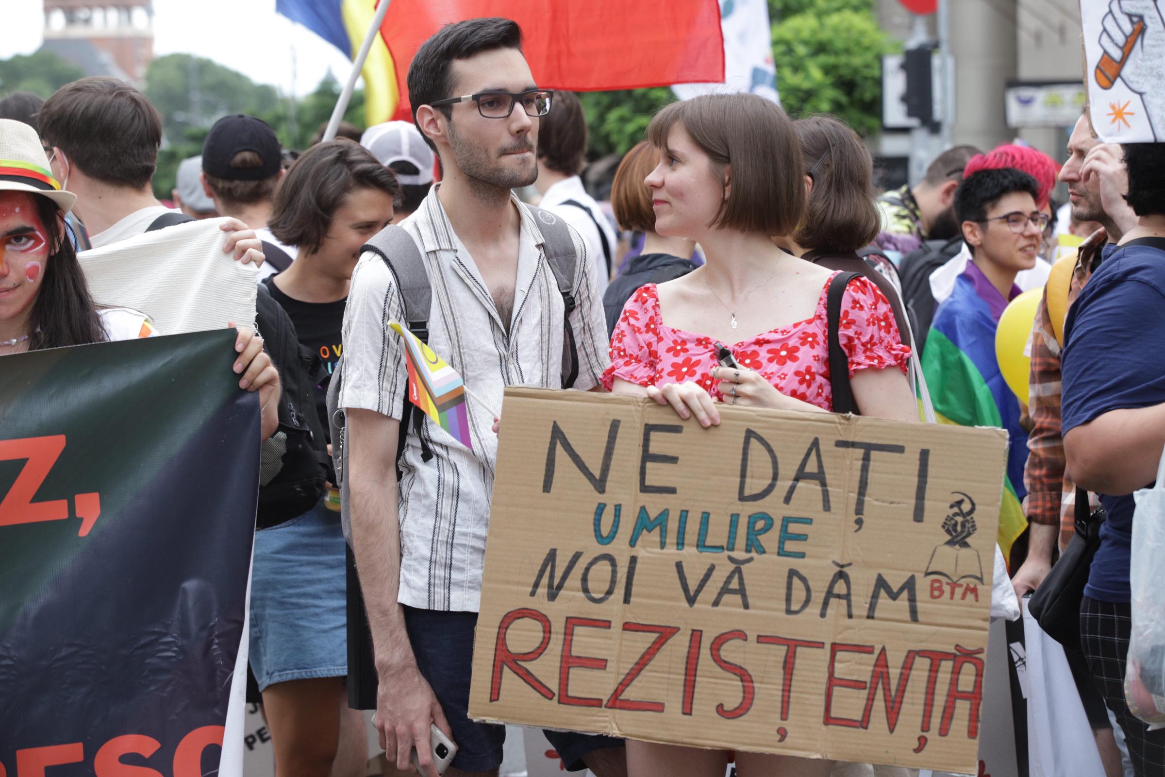 Aproape 25.000 de oameni au participat la Bucharest Pride, la câteva ore după ce 150 de persoane au luat parte la „Marșul normalității”