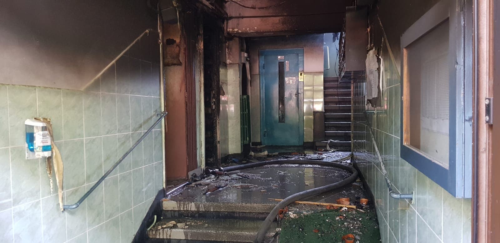 Explozie într-un bloc din Calea Giulești, din București. Într-un apartament de la parterul imobilului au izbucnit în flăcări
