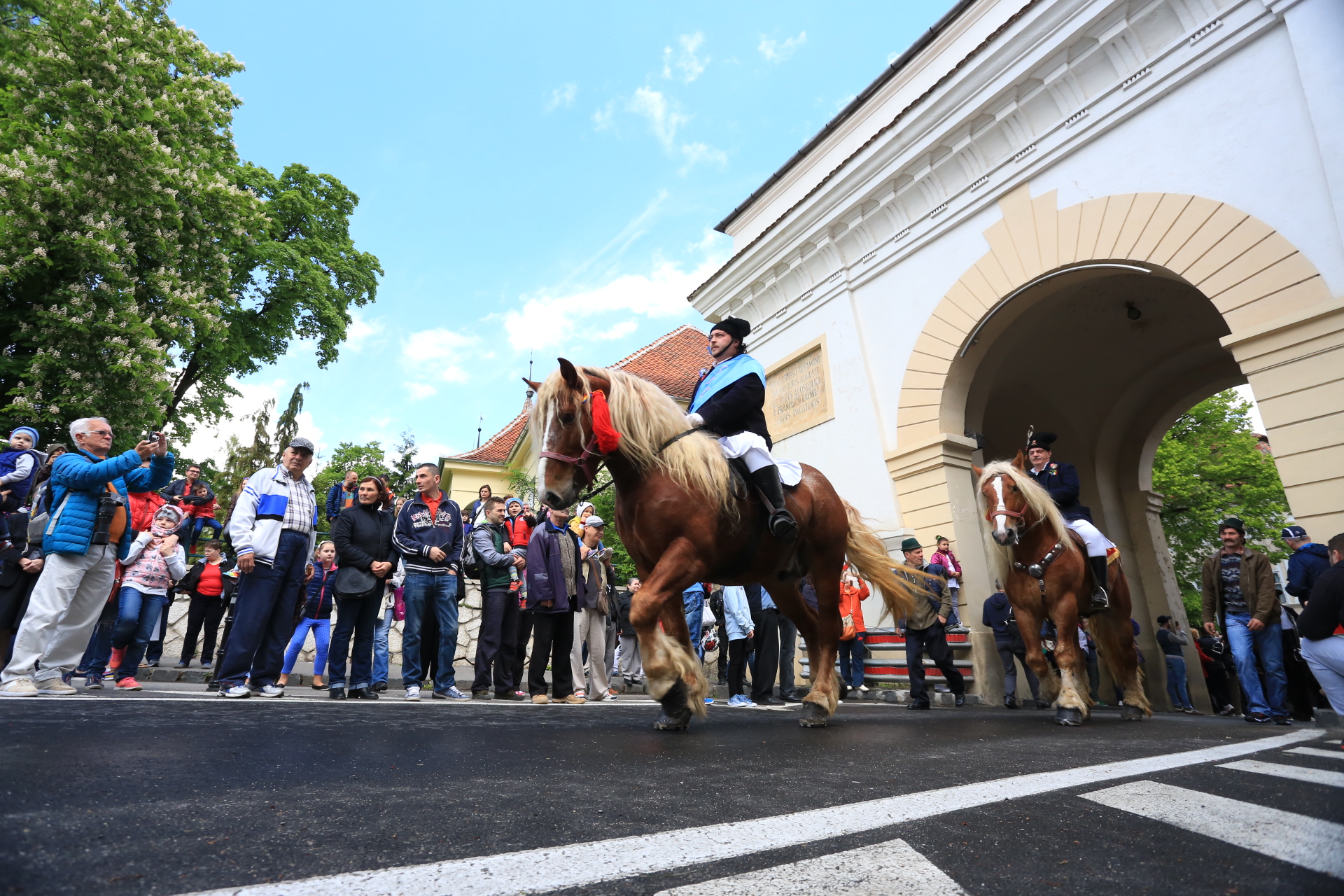 Mii de oameni au asistat la Parada Junilor la Brașov | GALERIE FOTO