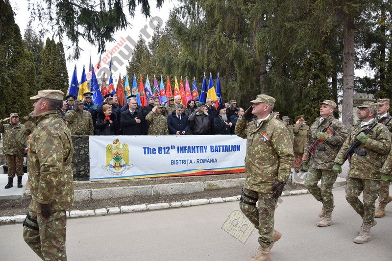 FOTO | Ministrul Apărării, Gabriel Leş, și-a verificat telefonul în timp ce militarii întorşi din Afganistan îi dădeau onorul