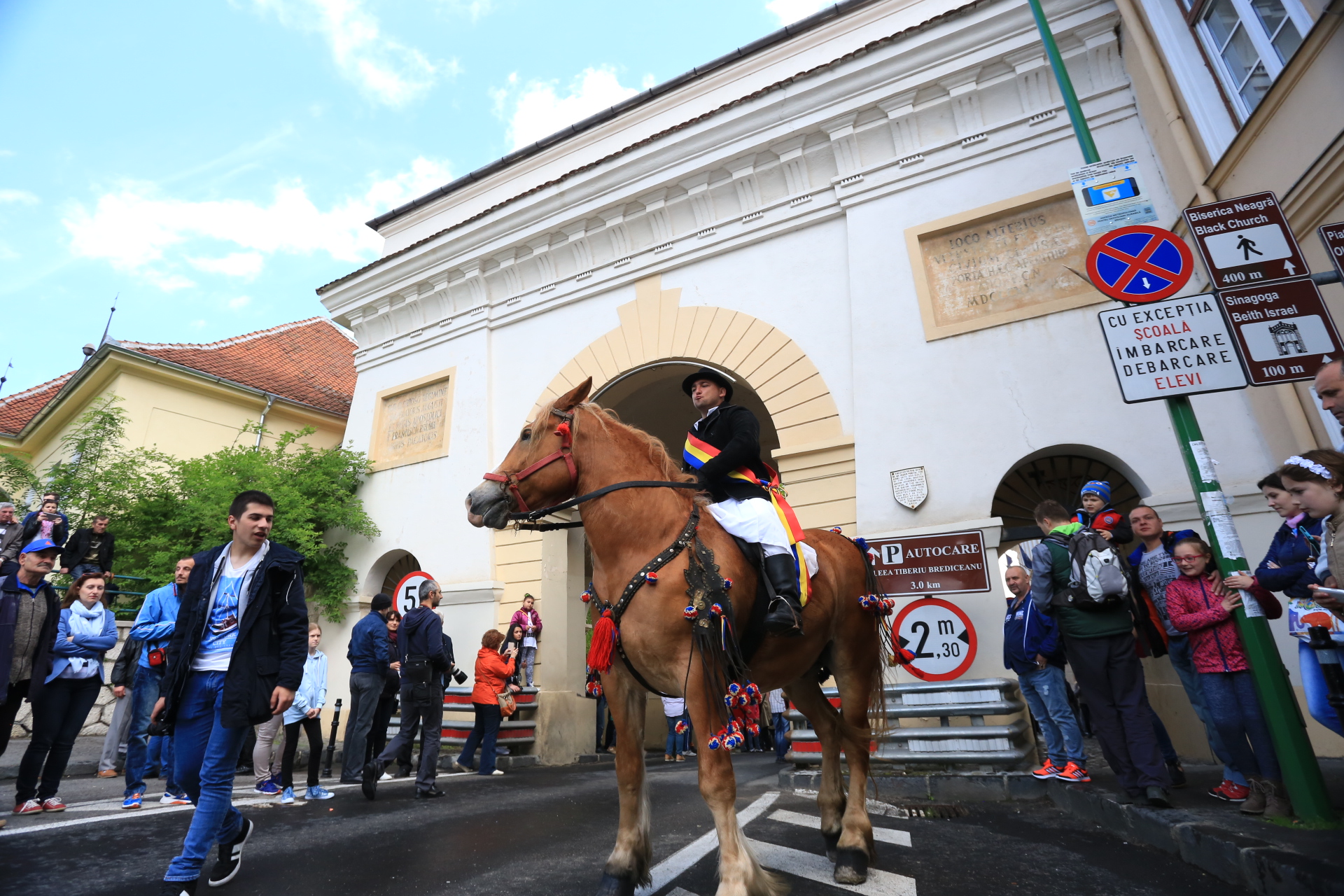 Mii de oameni au asistat la Parada Junilor la Brașov | GALERIE FOTO