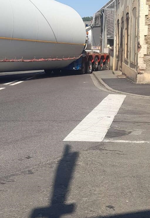 Un șofer român a blocat un sat din Franța, cu camionul convoi excepțional. Ca să treacă el, a fost demolată fântâna din centru