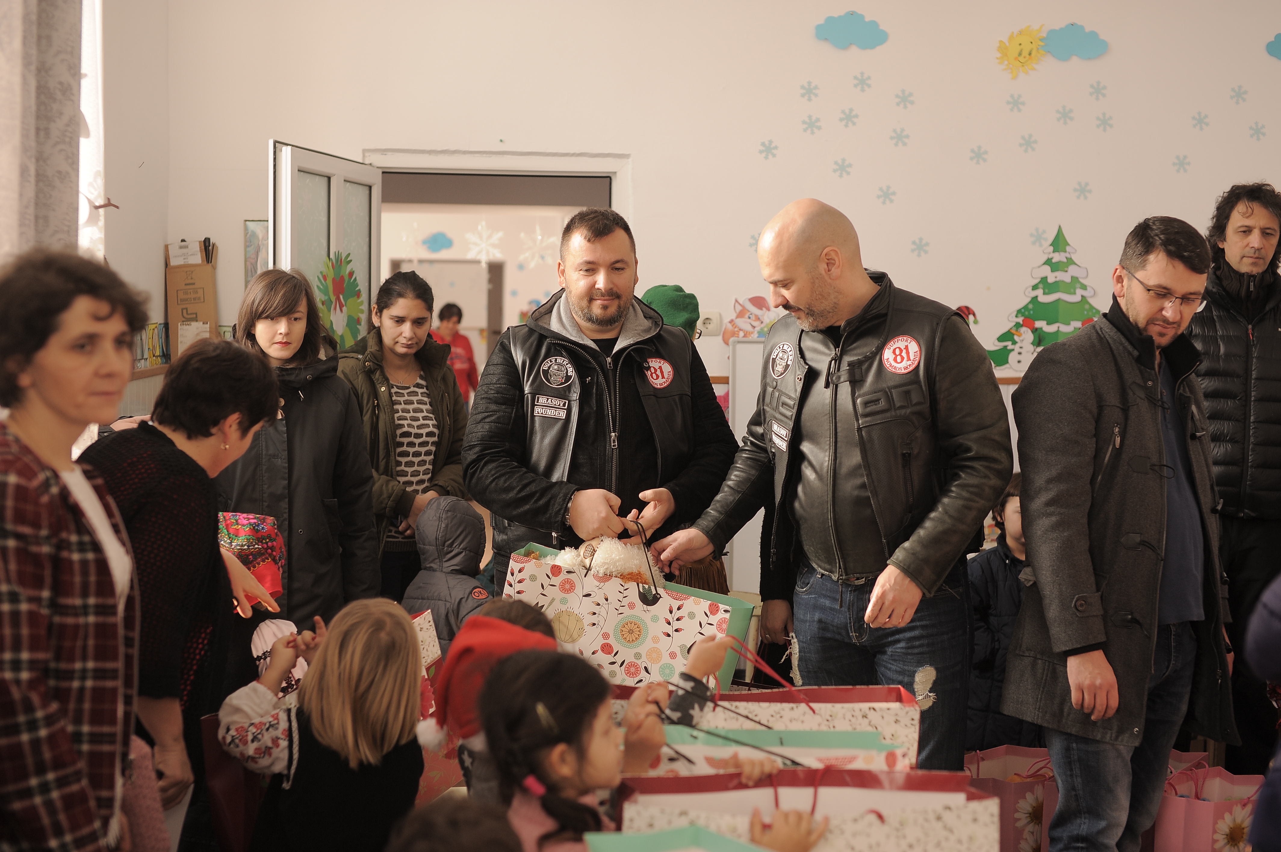 GALERIE FOTO/ Un club de motociclişti a donat calculatoare copiilor dintr-un sat braşovean. Copiii i-au așteptat pe "Ugly Bikers" în costume tradiționale