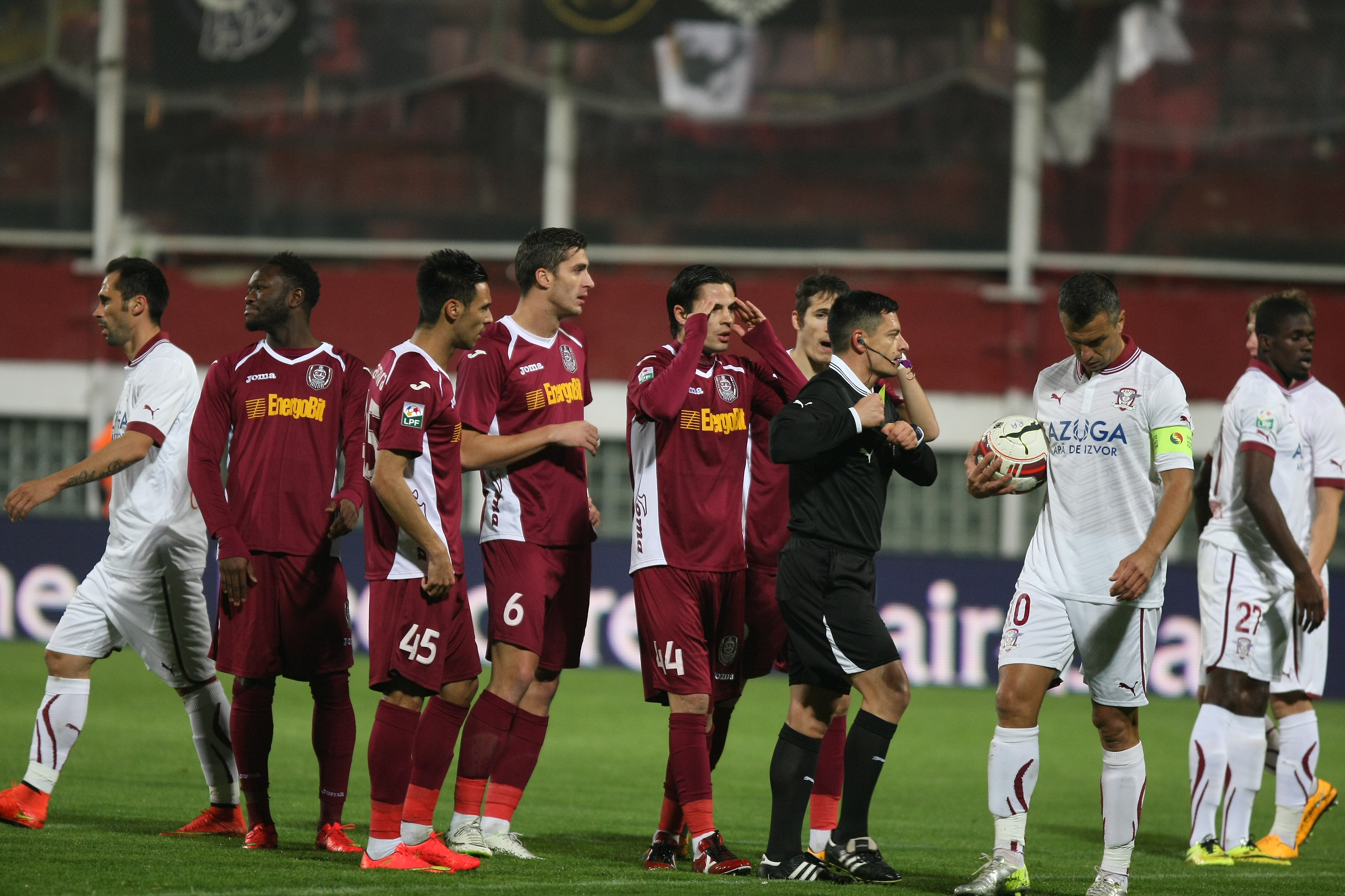 VIDEO/ Cupa României, optimi: Rapid - CFR Cluj 1-2. I-au deraiat pe final