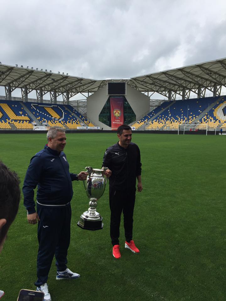 Șumudică și Claudiu Niculescu au făcut glume la poza oficială a finalei Cupei României / FOTO