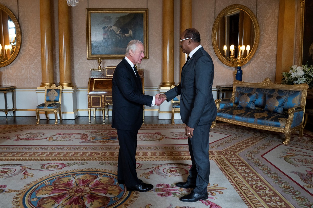 Întâlnirea ciudată pe care a avut-o regele Charles cu doar o zi înainte de înmormântarea reginei Elisabeta a II-a - presa britanică