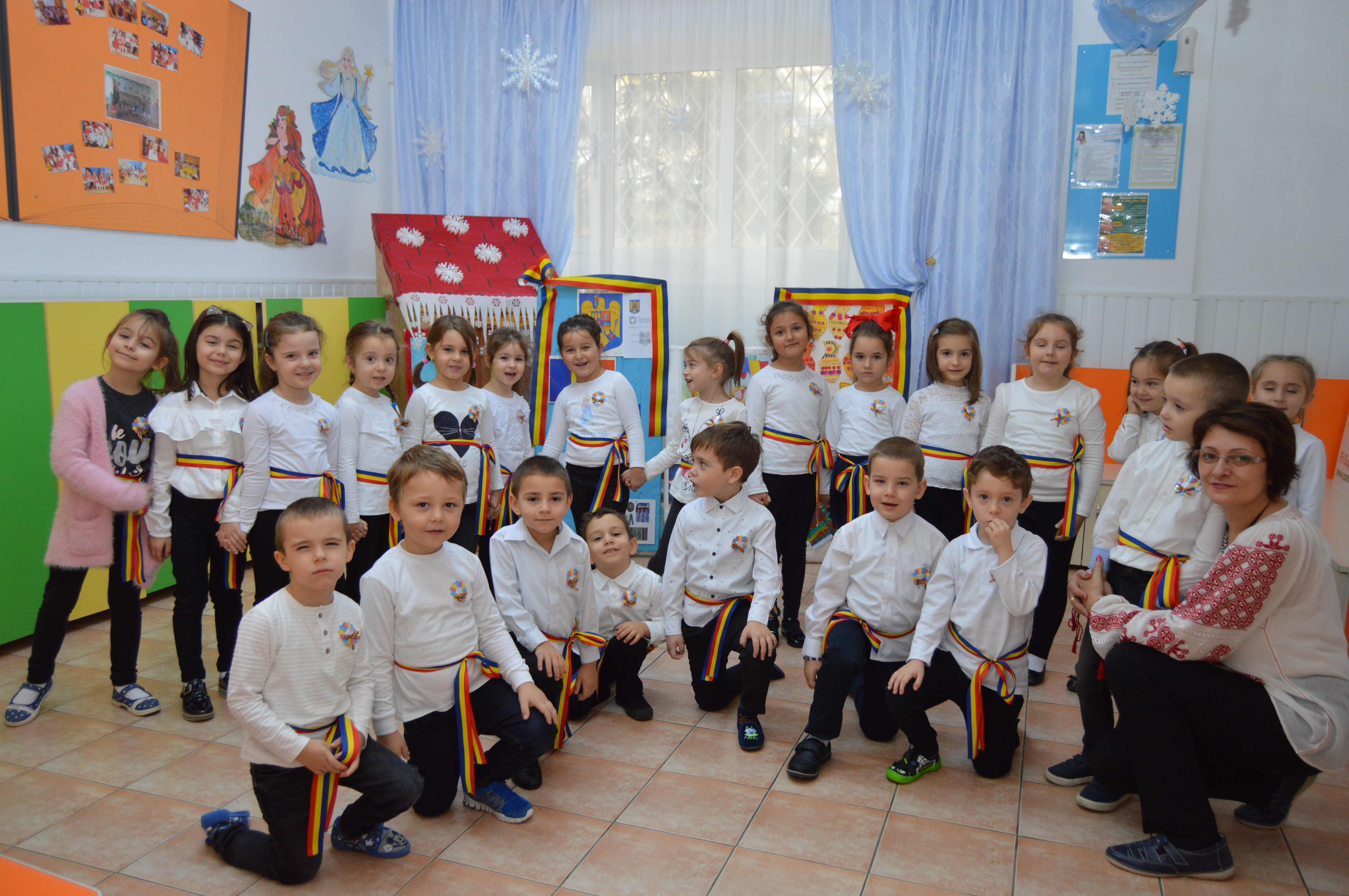 GALERIE FOTO/ Zeci de mii de elevi și cadre didactice din județul Vaslui au îmbrăcat costumele naționale. Mobilizarea a fost fără precedent în istoria județului