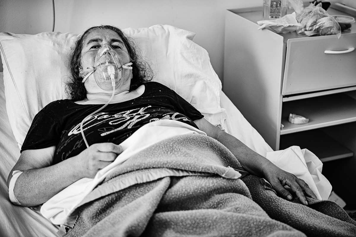 REPORTAJ | În Secţia COVID a Spitalului Judeţean Arad, medicii şi pacienţii împart şi responsabilitatea, şi teama în faţa bolii: „Ne-am dat curaj unii altora!”